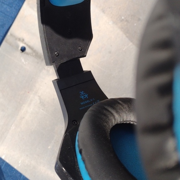 Hunterspider v1 Gaming Headset with Microphone - Black and Blue - Picture 2 of 3